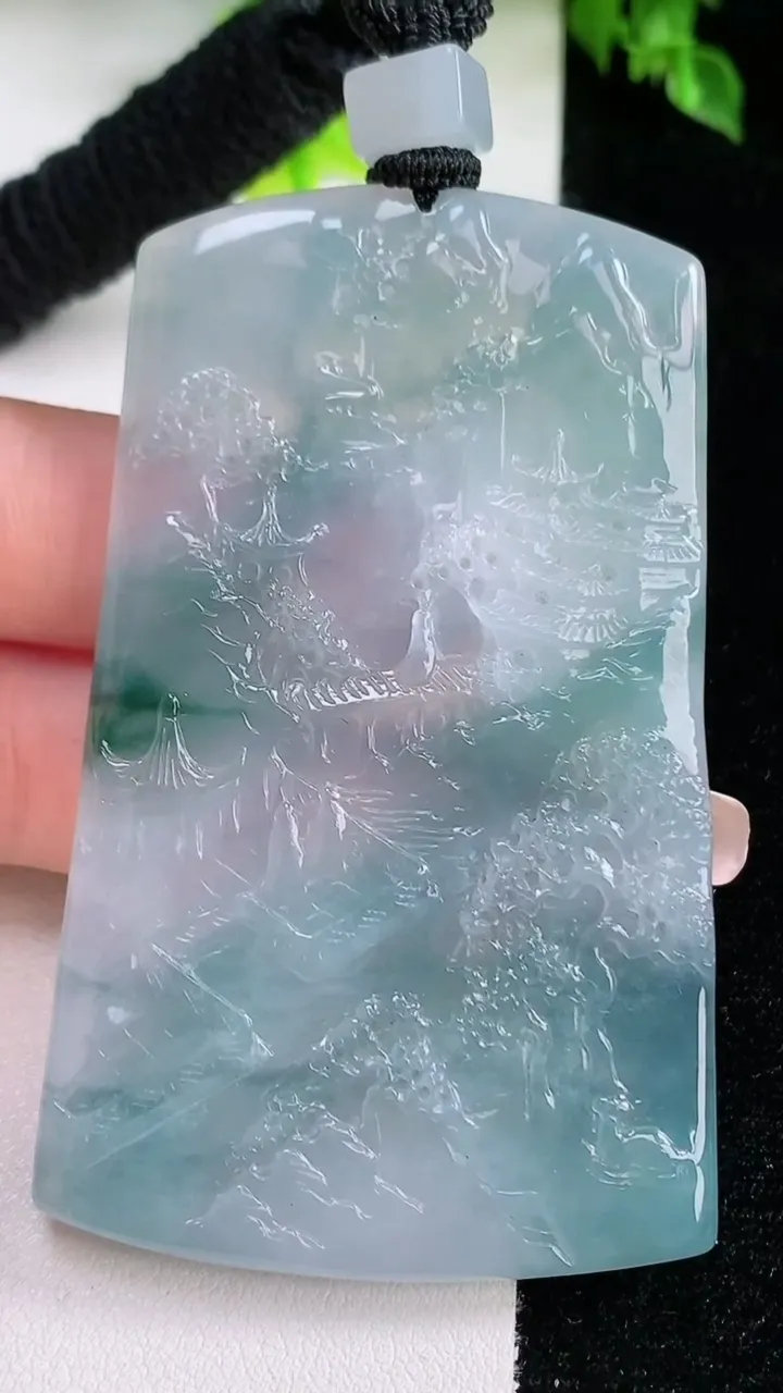 天然A货翡翠种飘花山水牌吊坠，尺寸70.4-43-5.3，重量:50.50g
1月16日