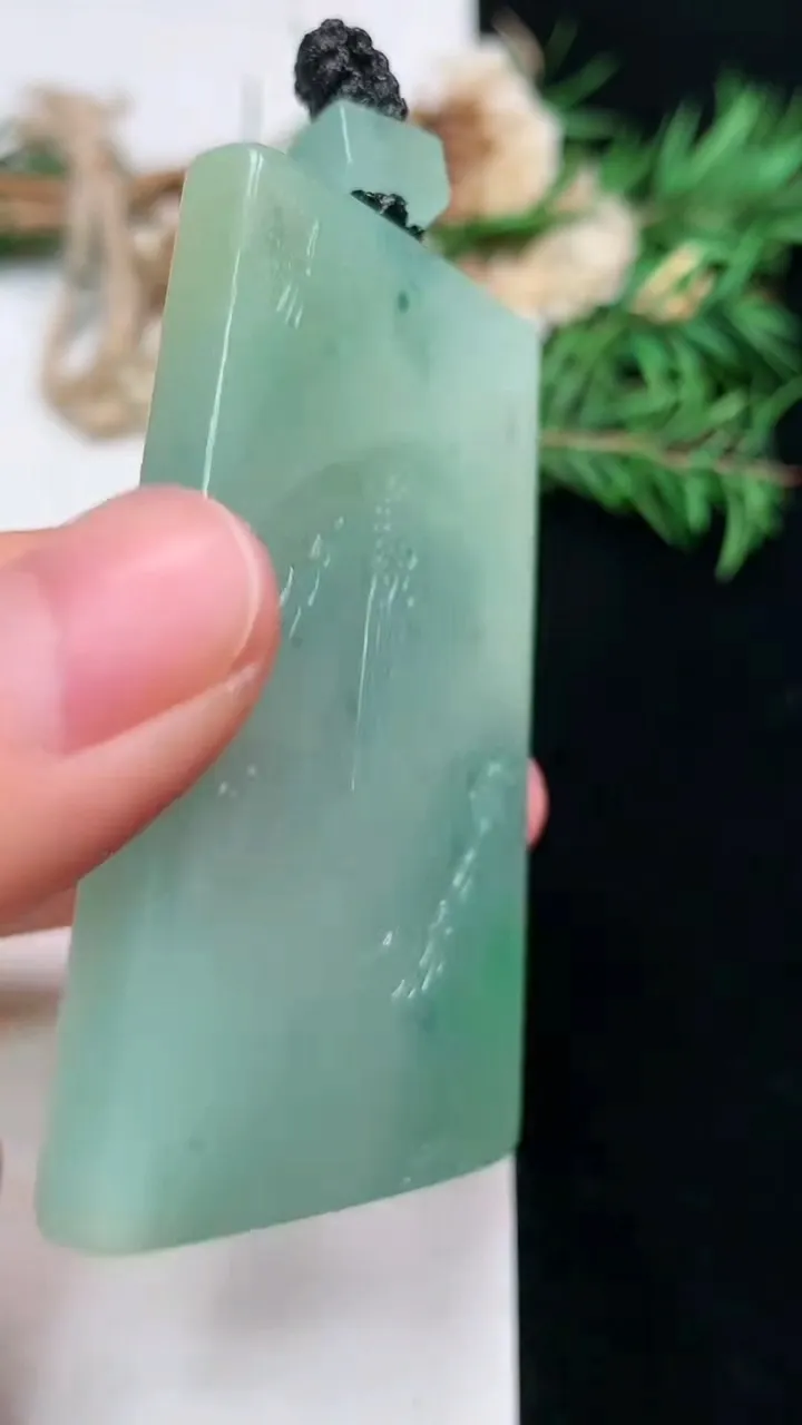 天然A货翡翠山水牌吊坠，尺寸58.6-39.8-5.9，重量:38.50g
1月16日