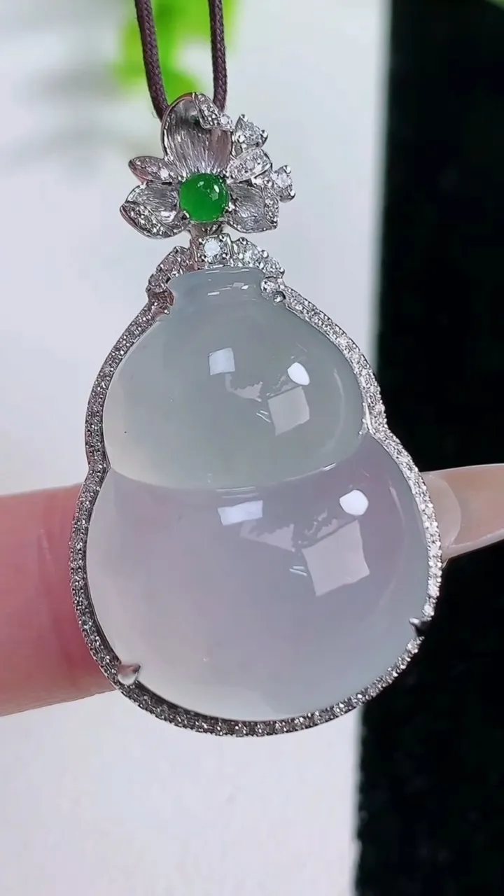 天然A货翡翠种白冰葫芦吊坠，尺寸37.4-20.8-11.4，裸石28.7-19重量:10.09g
