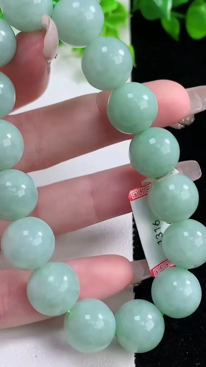 天然A货翡翠圆珠手串，尺寸13-16颗，重量:60.42g1月16日
工厂直销收藏佳品,种好水足，色泽均匀，有种有色，上手高大气！