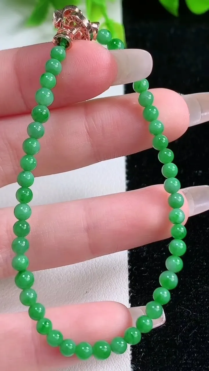 天然A货翡翠小米珠手串，尺寸3.5-45颗，重量:5.06g1月16日
工厂直销收藏佳品,种好水足，