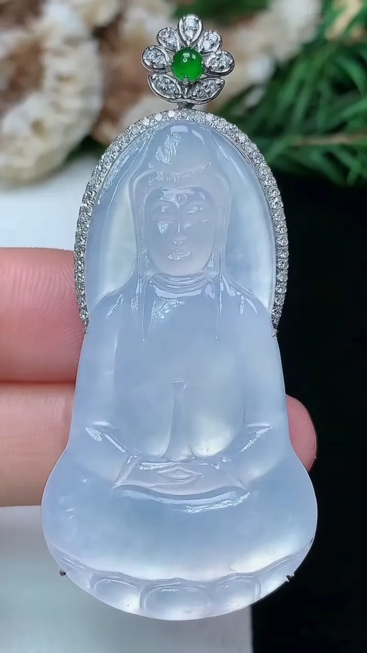 天然A货翡翠白冰素衣观音吊坠，尺寸46.2-25.9-8.6，重量:11.82g
1月16日