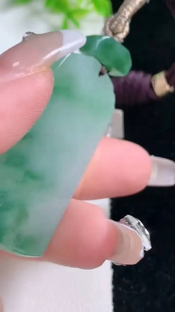 天然A货翡翠冰种飘花仿古无事牌吊坠，尺寸46-25-5.8，重量:23.38g
1月16日