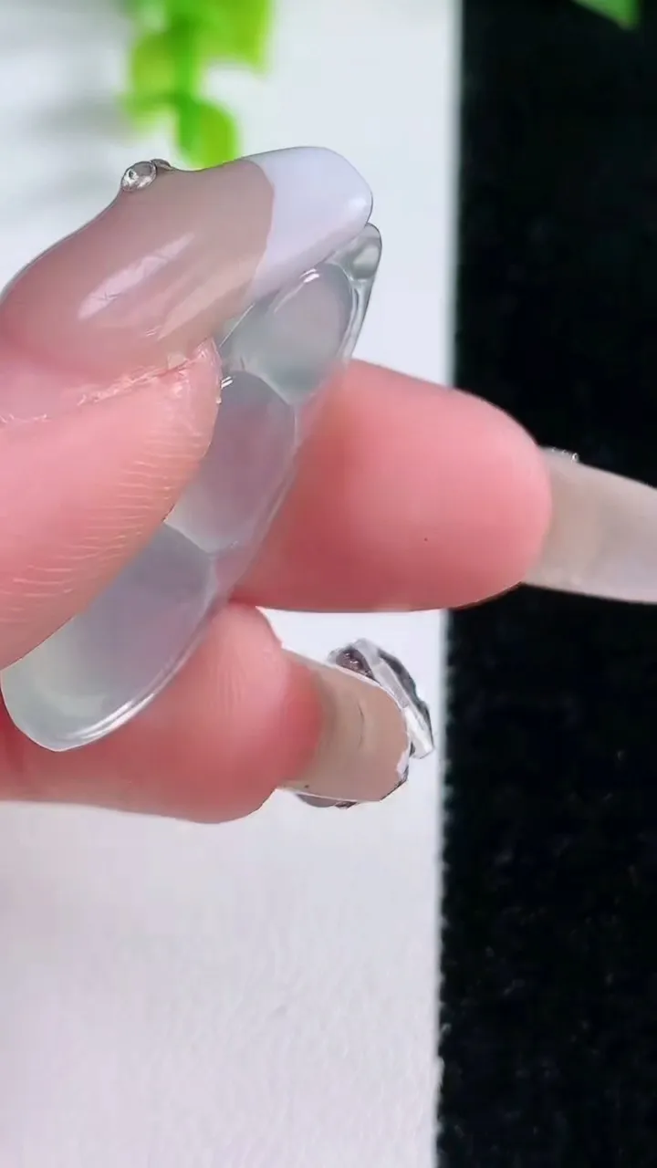 天然A货翡翠种飘花福豆吊坠，尺寸33-15.8-7.7，重量:5.44g
1月16日