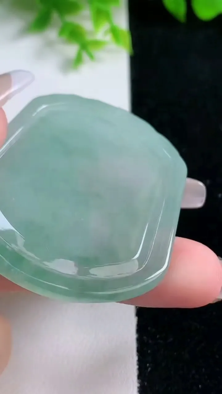 天然A货翡翠生肖虎吊坠，尺寸50.8-43.5-5.4，重量:24.28g
1月16日