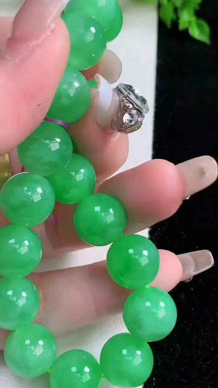 天然A货翡翠圆珠手串，尺寸11.7-18颗，重量:49.93g1月16日
工厂直销收藏佳品,种好水足，色泽均匀，有种有色，上手高大气！