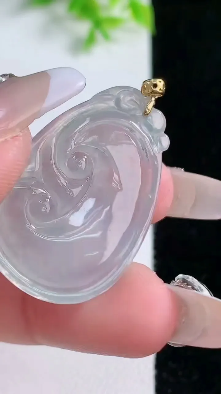 天然A货翡翠种白冰如意吊坠，尺寸32.6-22-4.3，重量:5.87g
1月16日