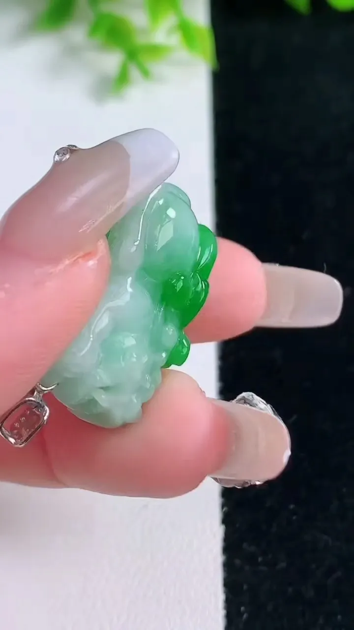 天然A货翡翠貔貅吊坠，尺寸26.5-13-13，重量:11.05g
1月16日