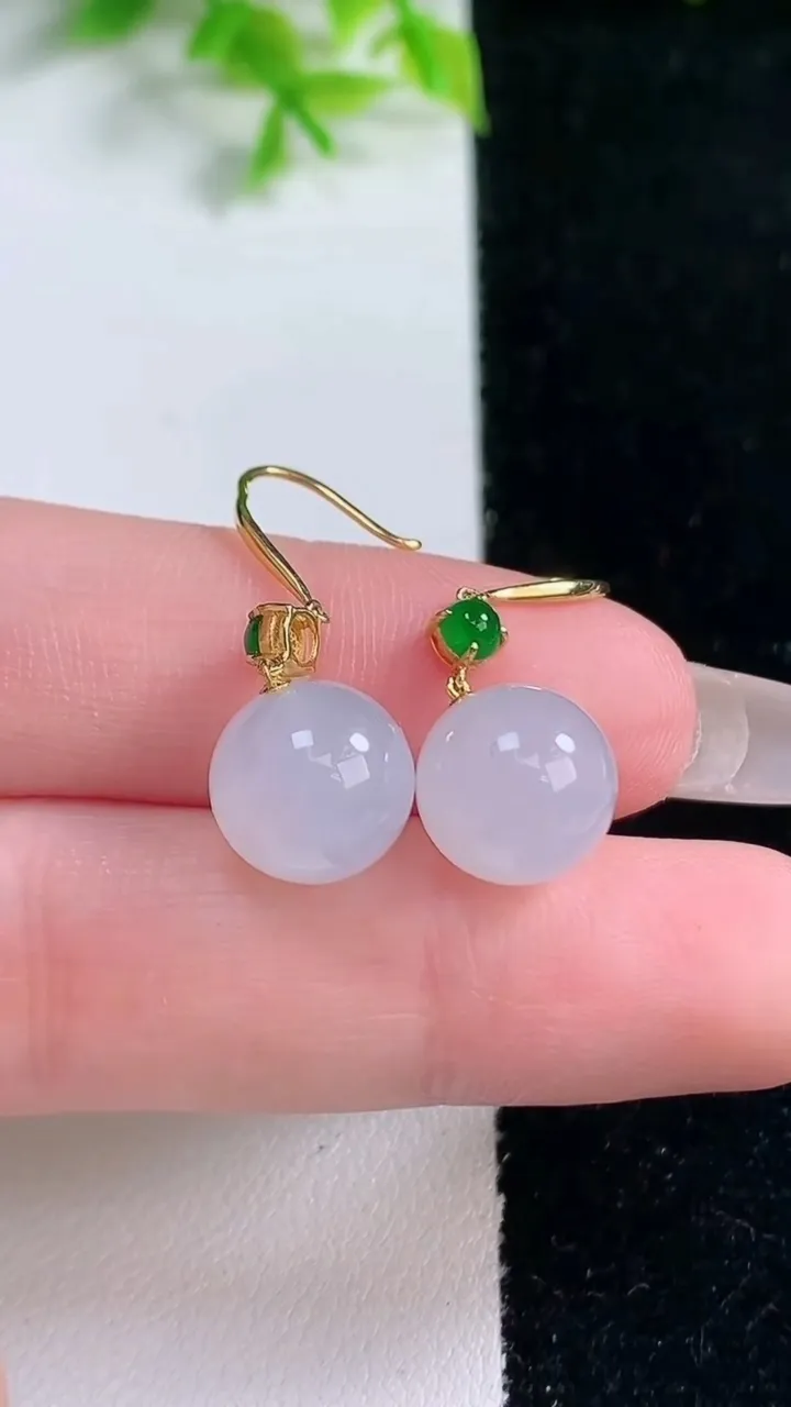 天然A货翡翠种白冰圆珠耳坠，尺寸10.2，重量:5.43g1月16日
工厂直销收藏佳品,种好水足，色泽均匀，有种有色，上手高大气！