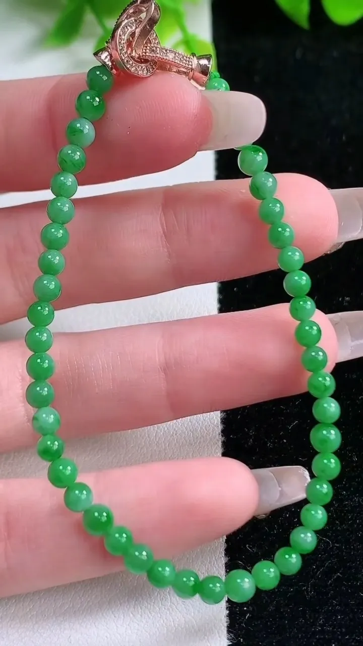 天然A货翡翠小米珠手串，尺寸3.5-45颗，重量:5.06g1月16日
工厂直销收藏佳品,种好水足，色泽均匀，有种有色，上手高大气！
