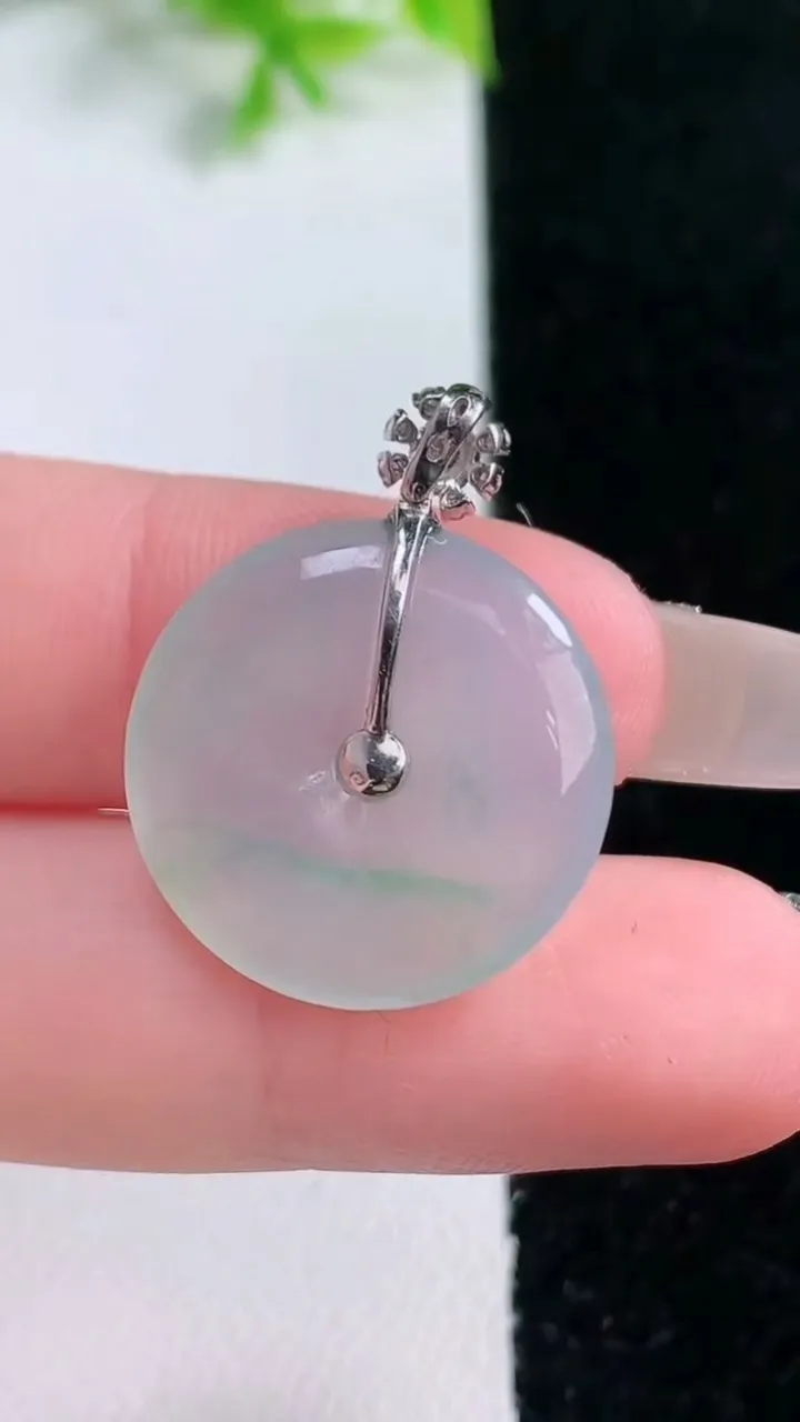 天然A货翡翠平安扣吊坠，尺寸20.7-3.5，重量:3.54g
1月16日