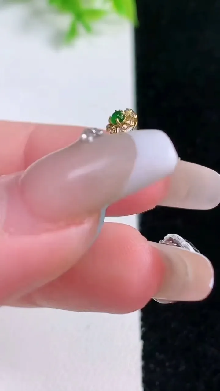 天然A货翡翠葫芦吊坠，尺寸23-14.6-8，重量:4.29g
1月16日