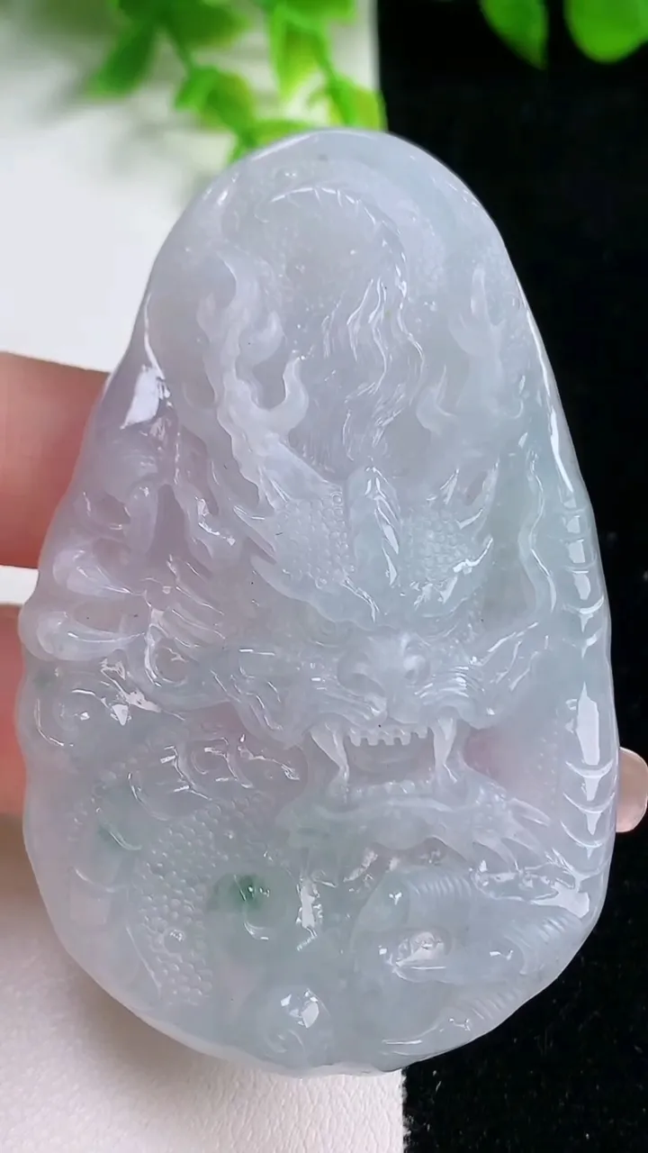 天然A货翡翠冰种飘花龙牌吊坠，尺寸68.6-43.2-9.5，重量:47.53g
1月16日