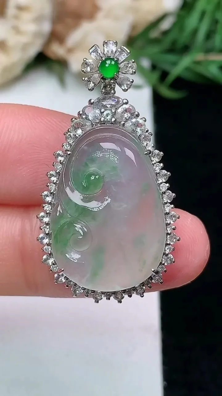 天然A货翡翠如意吊坠，尺寸33.2-18.2-8.5，裸石20.6-14.2，重量:4.83g
1月