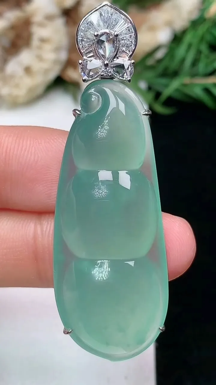 天然A货翡翠福豆吊坠，尺寸41-16.9-8.8，重量:12.58g
1月16日