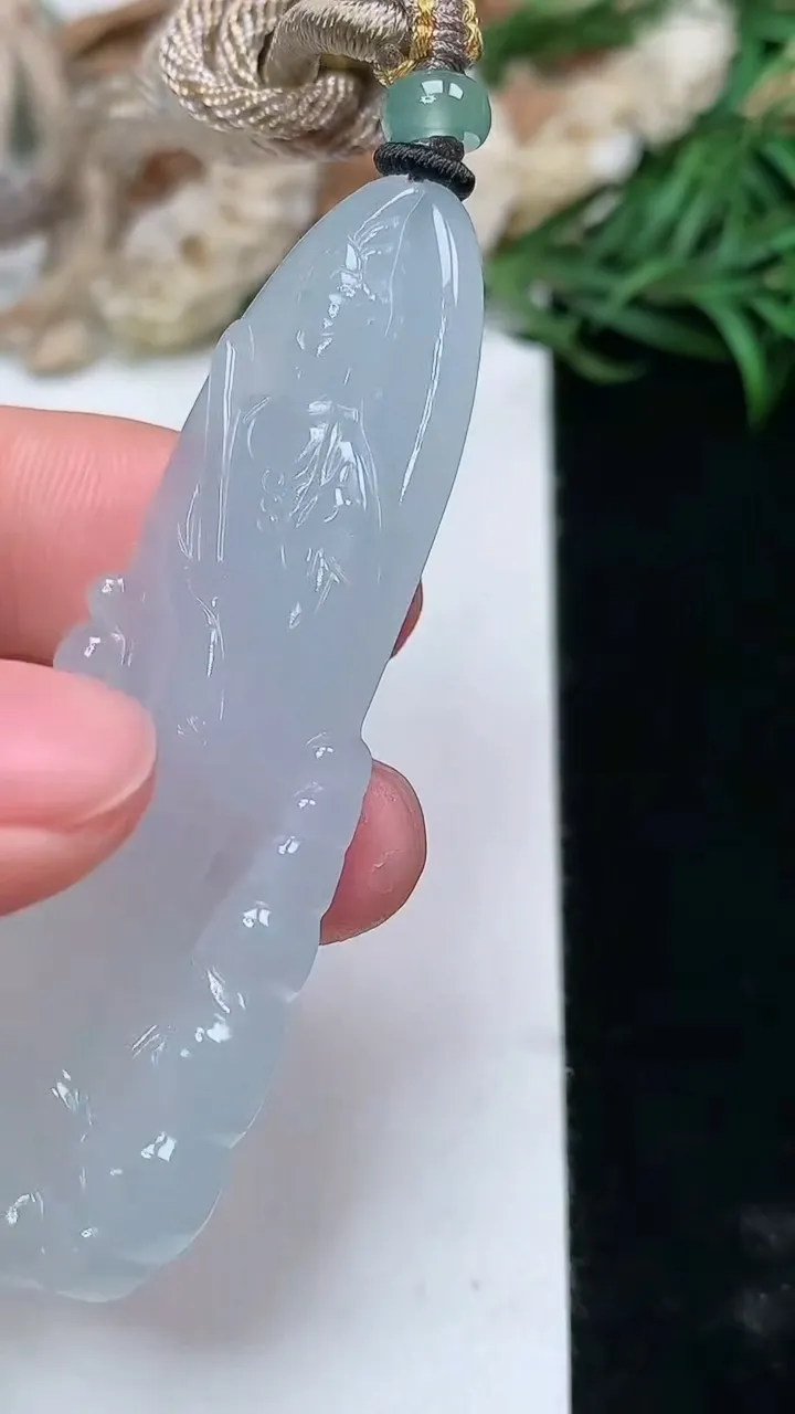 天然A货翡翠白冰文殊菩萨吊坠，尺寸60.5-24.2-4.8，重量:17.58g
1月16日