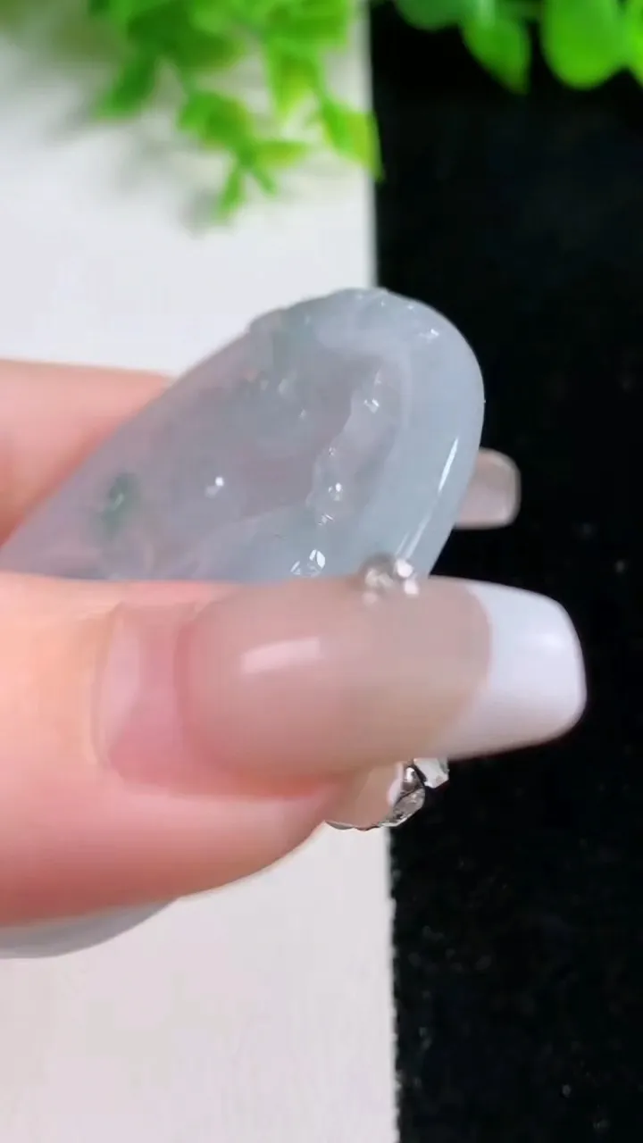 天然A货翡翠冰种飘花生肖猪吊坠，尺寸54.5-37.3-5.4，重量:26.41g
1月16日