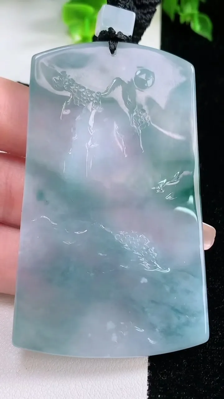 天然A货翡翠种飘花山水牌吊坠，尺寸70.4-43-5.3，重量:50.50g
1月16日