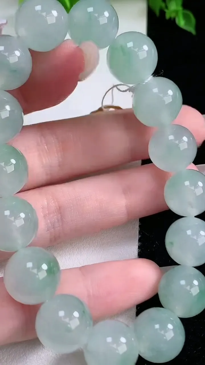 天然A货翡翠种飘花圆珠手串，尺寸12.5-16颗，重量:53.75g1月16日
工厂直销收藏佳品,种