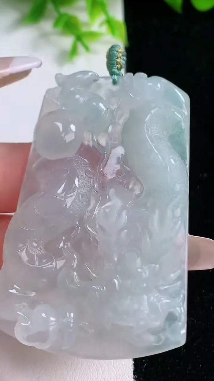 天然A货翡翠龙牌吊坠，尺寸61.5-38.4-7.6，重量:37.49g
1月16日