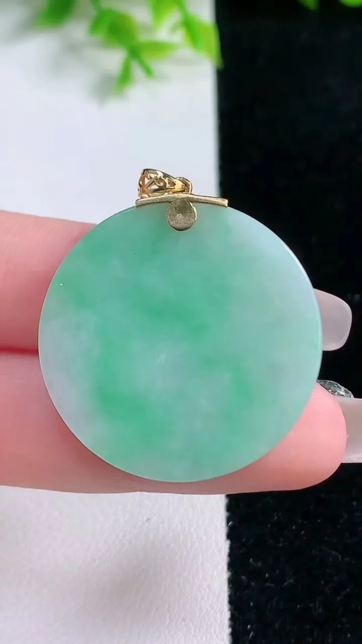 天然A货翡翠无事牌吊坠，尺寸30.4-3.8，重量:10.33g
1月16日