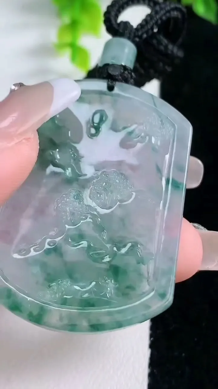 天然A货翡翠种飘花山水牌吊坠，尺寸47.7-35.8-5.6，重量:28.44g
1月16日