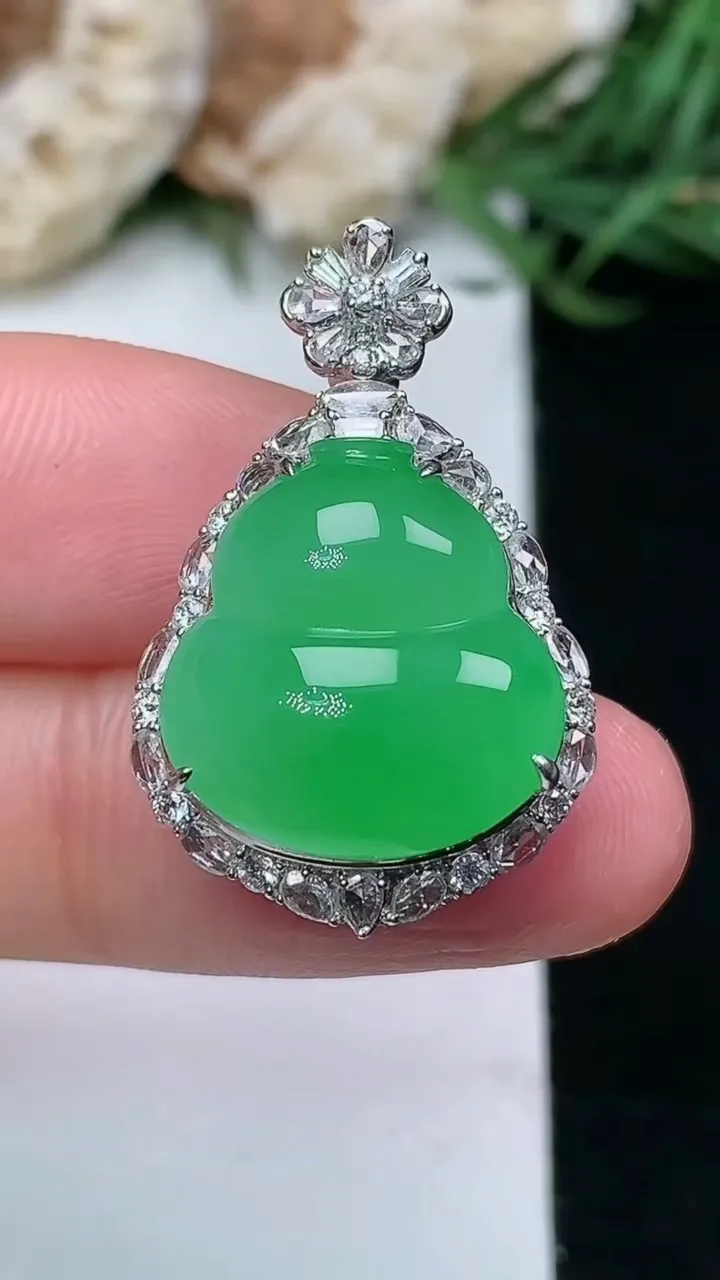 天然A货翡翠葫芦吊坠，尺寸28.2-17.7-11.2，裸石15.6-14.7，重量:5.56g
1月16日