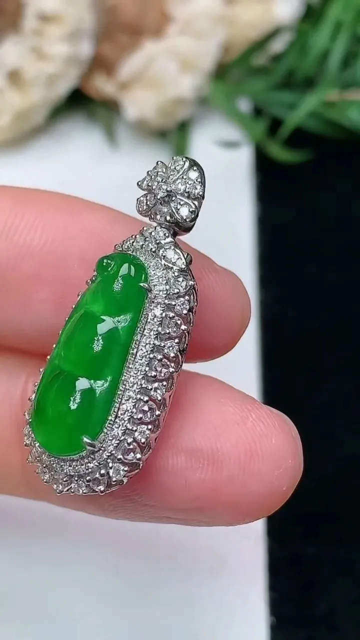 天然A货翡翠福豆吊坠，尺寸28.8-12-9.9，裸石16.3-6.8，重量:3.51g
1月16日