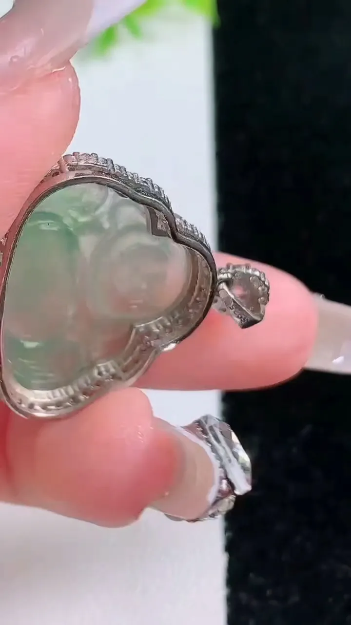 天然A货翡翠佛公吊坠，尺寸28.3-27-6.8，裸石20.3-24重量:5.52g
1月16日