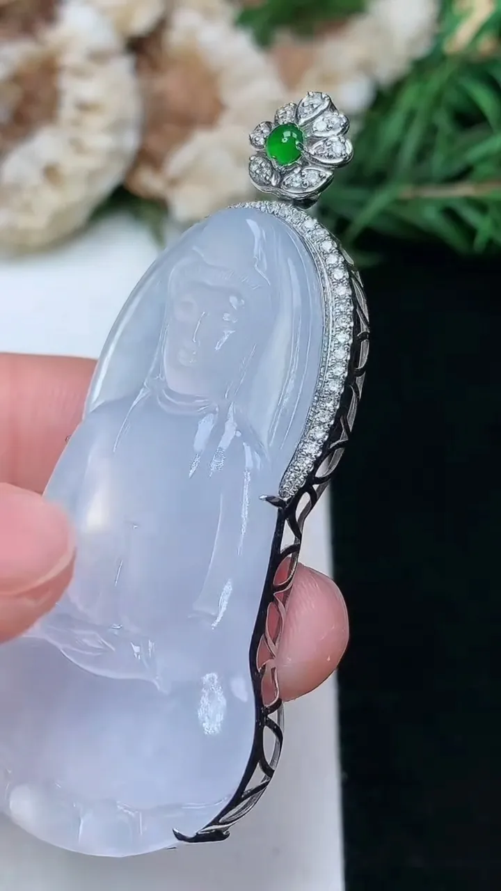 天然A货翡翠白冰素衣观音吊坠，尺寸46.2-25.9-8.6，重量:11.82g
1月16日