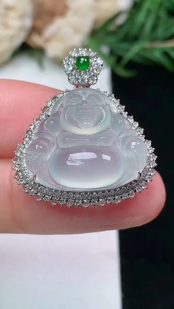 天然A货翡翠白冰佛公吊坠，尺寸26.4-22.6-11.4，裸石15.5-18，重量:4.38g
1月16日