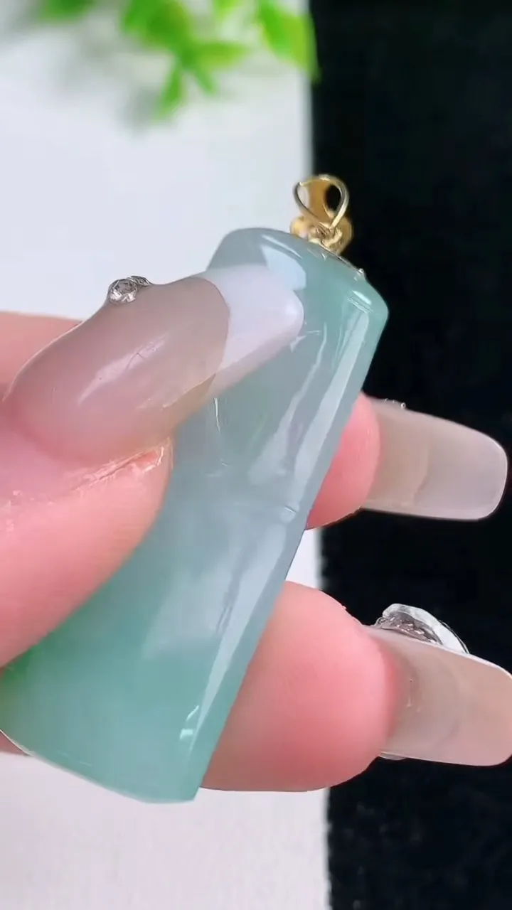 天然A货翡翠节节高升 竹节吊坠，尺寸38.6-14.2-7.5，重量:10.22g
1月16日