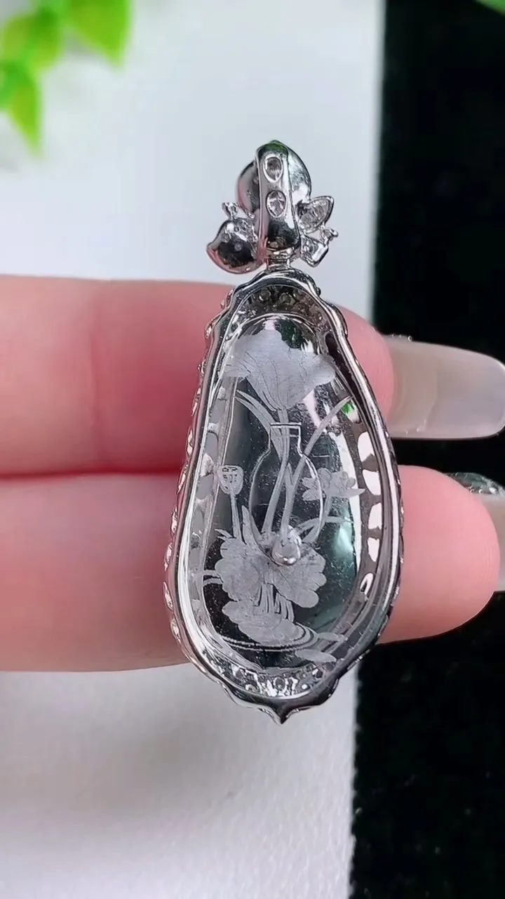 天然A货翡翠福豆吊坠，尺寸31.3-16.3-8.6，裸石25.4-13.6重量:6.90g
1月16日