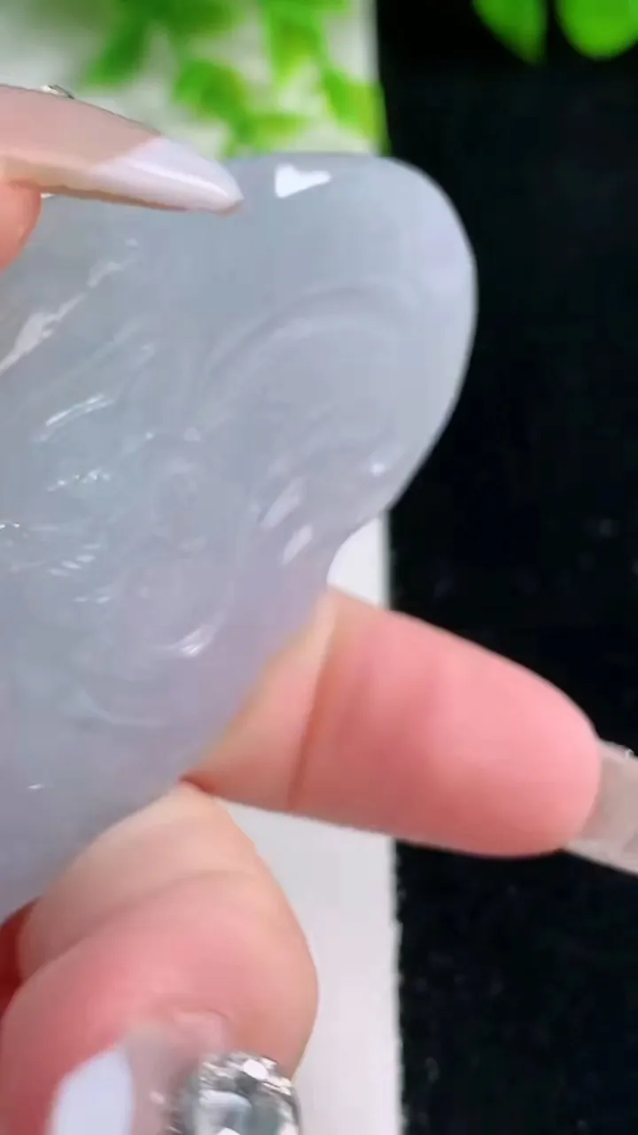 天然A货翡翠冰种飘花龙牌吊坠，尺寸68.6-43.2-9.5，重量:47.53g
1月16日