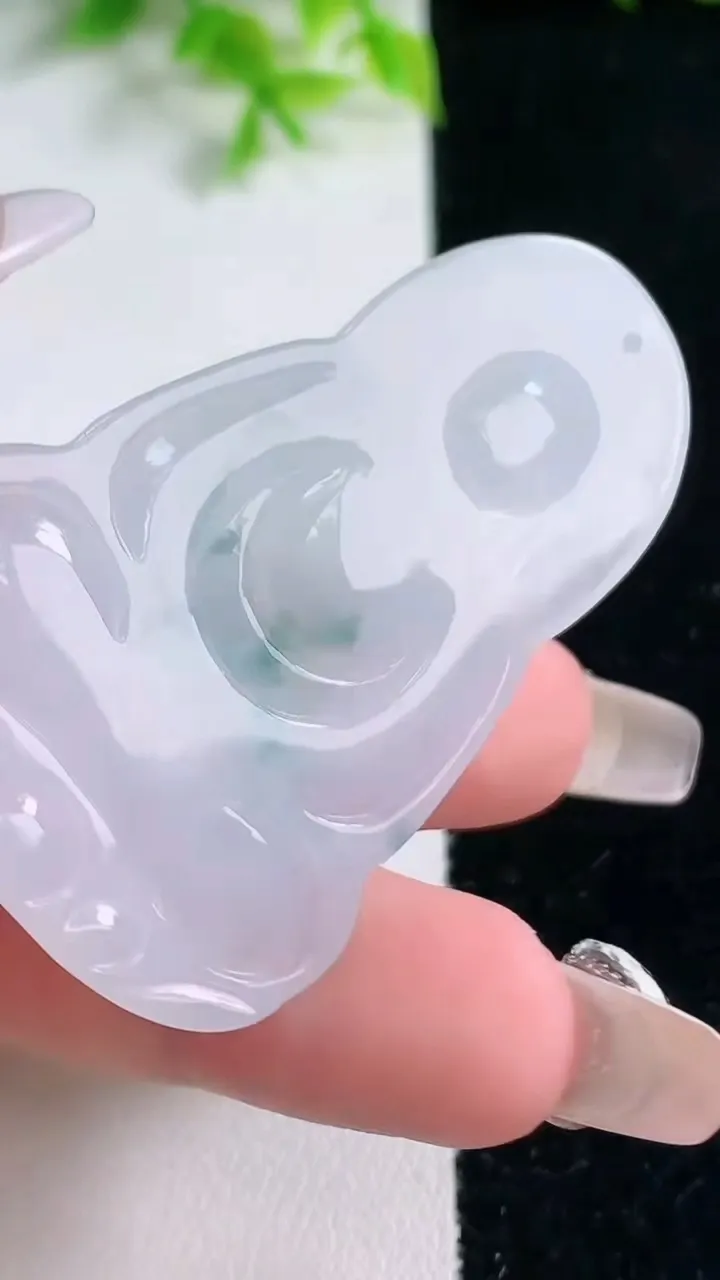 天然A货翡翠冰种飘花观音菩萨吊坠，尺寸50.8-33.4-5.5，重量:17.22g
1月16日