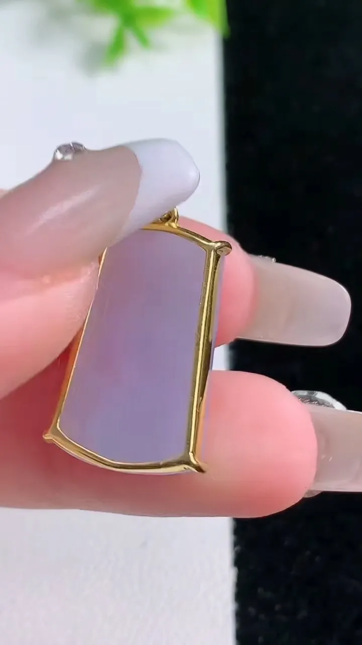 天然A货翡翠18K金紫罗兰无事牌吊坠，尺寸21.7-13.4-5，重量:4.04g
1月16日