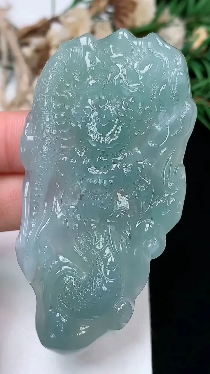 天然A货翡翠蓝水龙牌吊坠，尺寸70.3-35-7.7，重量:30.00g
1月16日