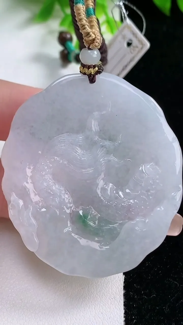 天然A货翡翠飘花龙牌吊坠，尺寸52.4-46.4-10.6，重量:49.50g
1月16日