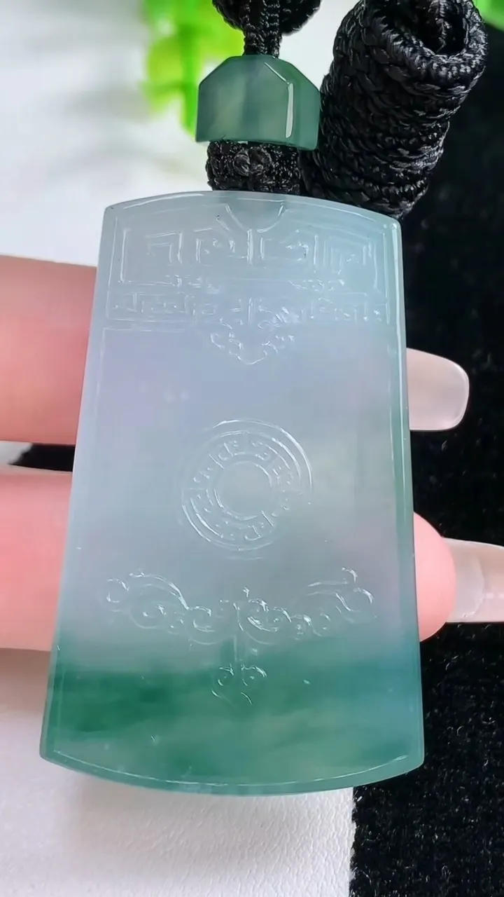 天然A货翡翠种飘花仿古无事牌吊坠，尺寸49.6-31.4-5.3，重量:28.91g
1月16日