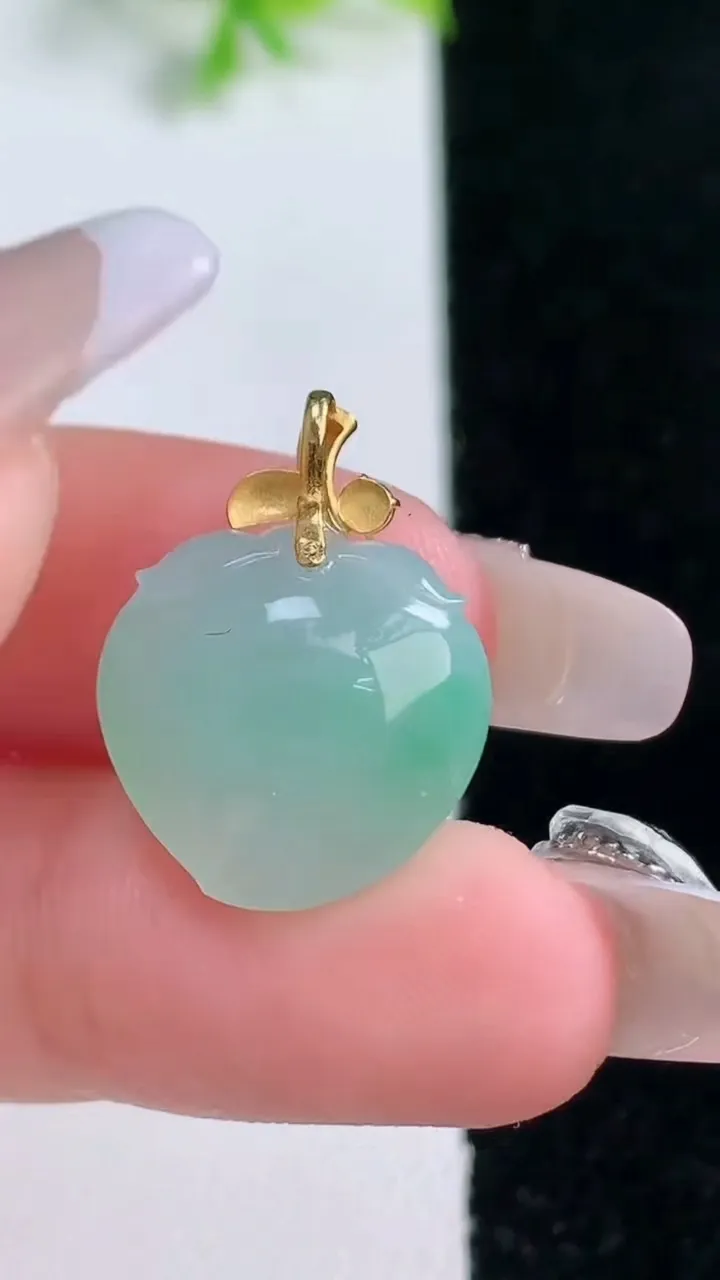 天然A货翡翠寿桃吊坠，尺寸15.5-16-9，重量:3.60g
1月16日