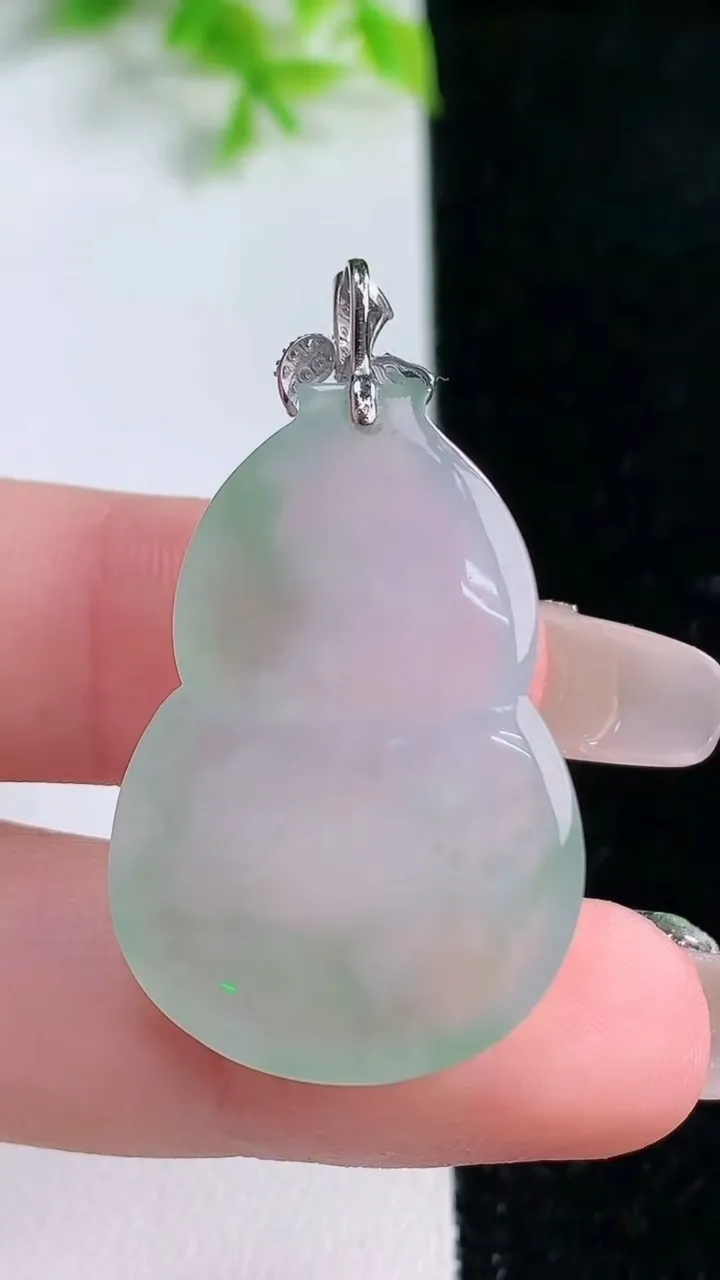 天然A货翡翠葫芦吊坠，尺寸31.4-22.3-6，重量:7.93g
1月16日