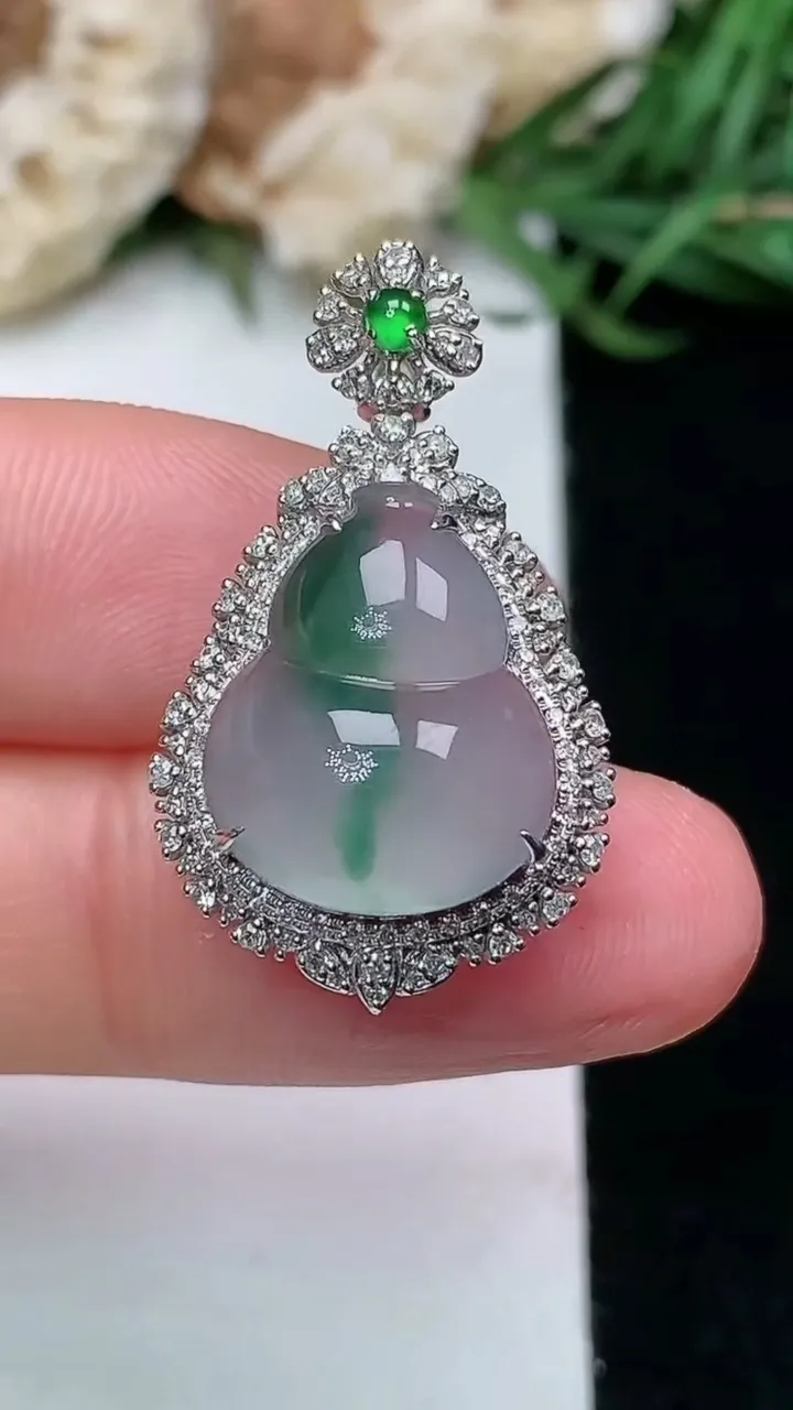 天然A货翡翠葫芦吊坠，尺寸28.3-16.8-10.8，裸石15-12.4，重量:3.22g
1月16日