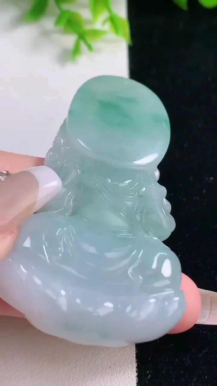 天然A货翡翠冰种飘花虚空藏菩萨吊坠，尺寸68-37-11.7，重量:44.78g
1月16日