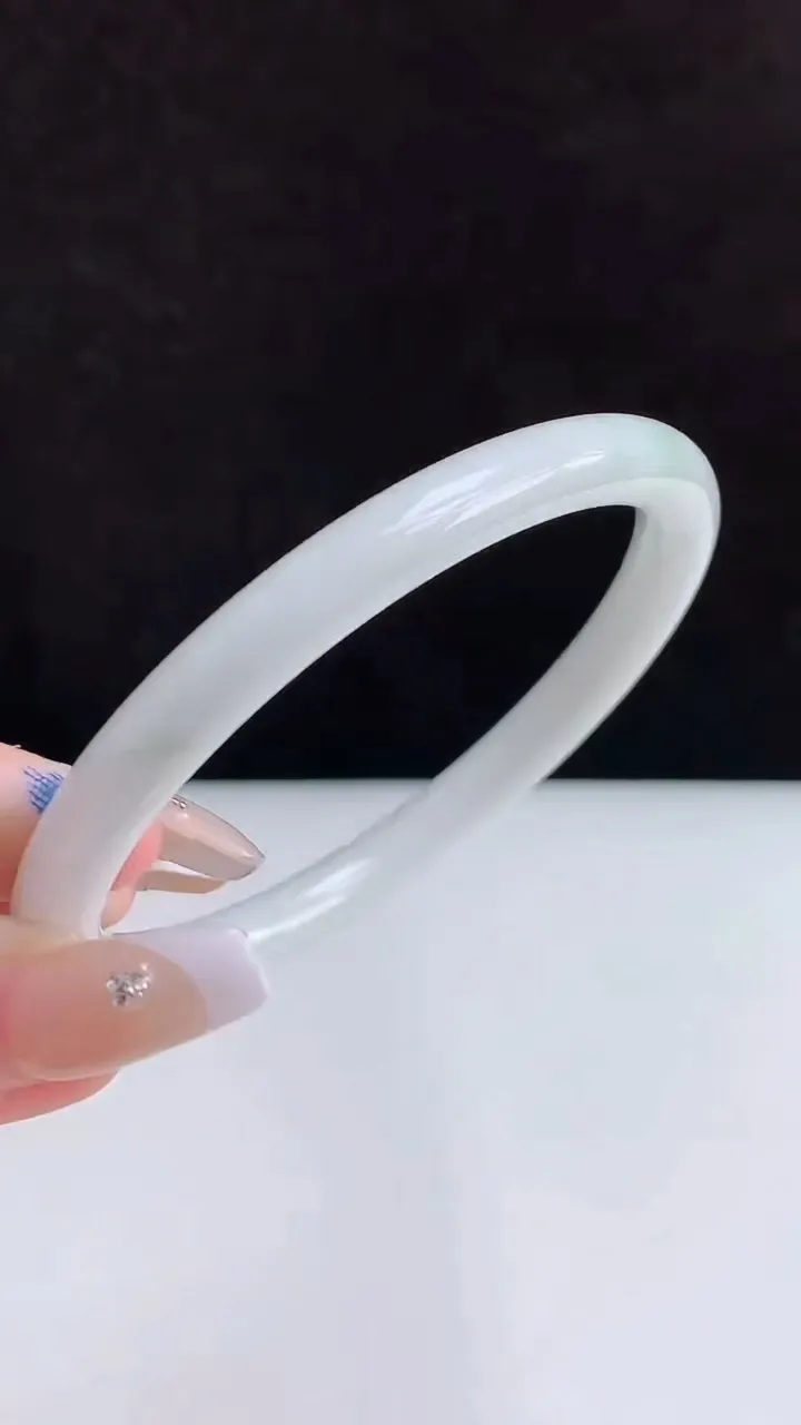 圈口56-57翡翠a圆条手镯尺寸57-7，重:25.25g1月16日