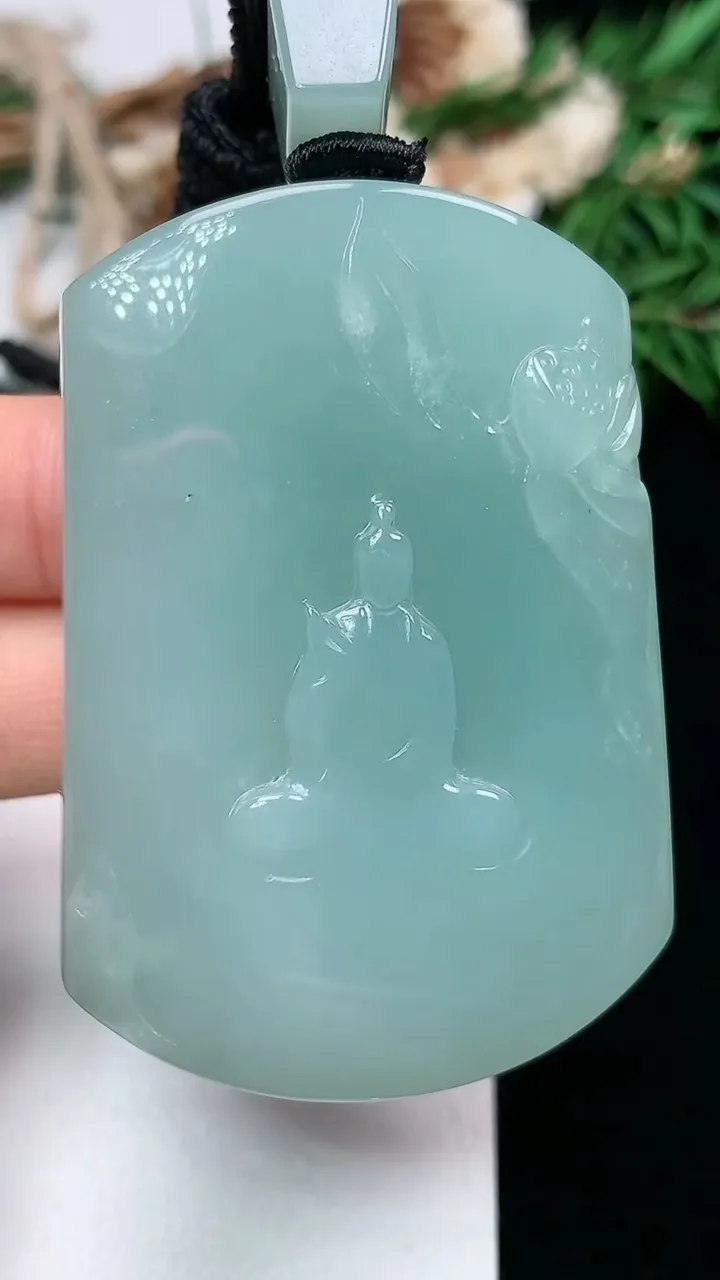 天然A货翡翠无相观音吊坠，尺寸54.7-38.4-13，重量:77.24g
1月16日