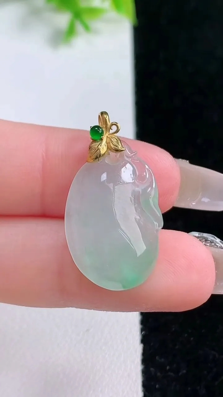 天然A货翡翠福瓜吊坠，尺寸21.4-15-4.3，重量:3.59g
1月16日