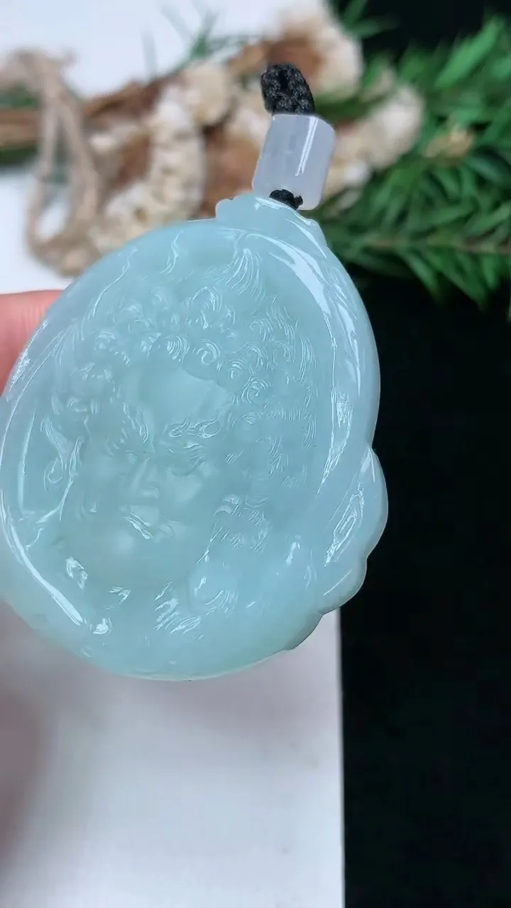 天然A货翡翠佛头吊坠，尺寸46.9-10.8-8.2，重量:33.02g
1月16日