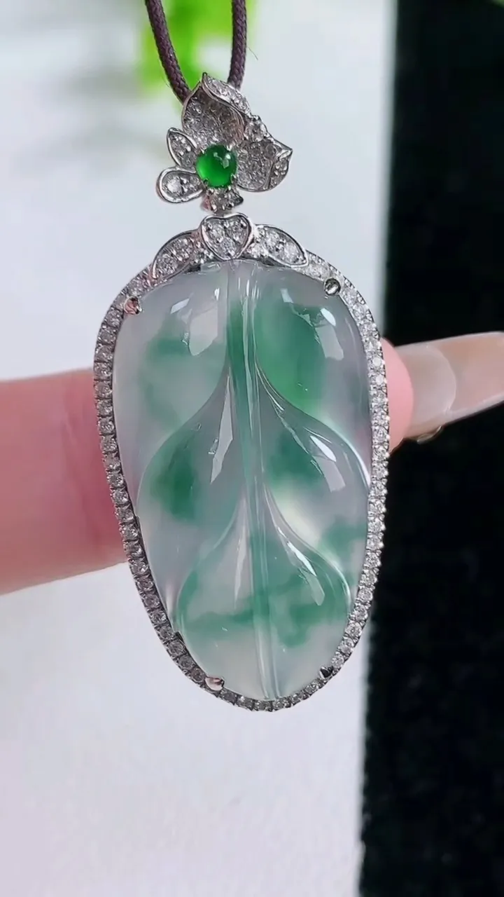 天然A货翡翠种飘花金枝玉叶 叶子吊坠，尺寸38.6-18-7，裸石27-15.5重量:5.80g
1