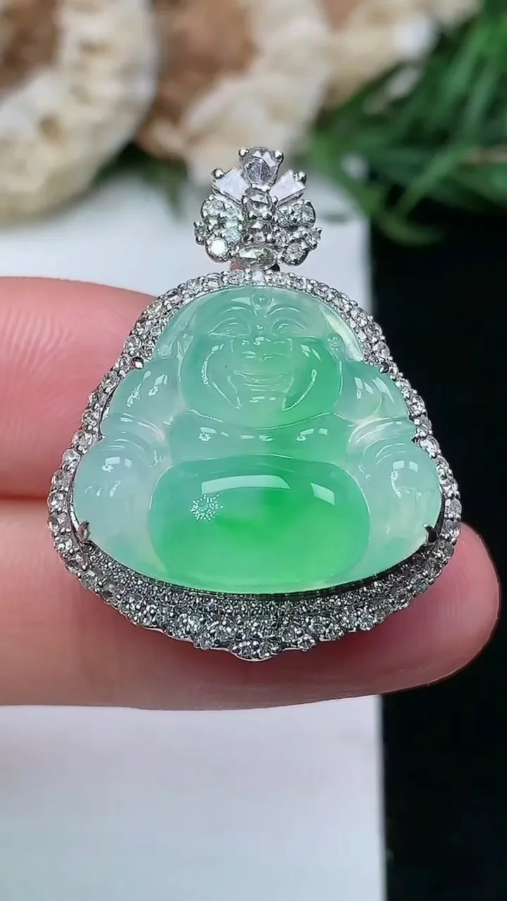 天然A货翡翠佛公吊坠，尺寸30-23.2-11.8，裸石17.2-20，重量:7.56g
1月16日