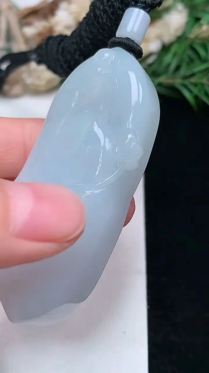 天然A货翡翠白冰大势至观音菩萨吊坠，尺寸59.6-28.4-12.5，重量:49.61g
1月16日